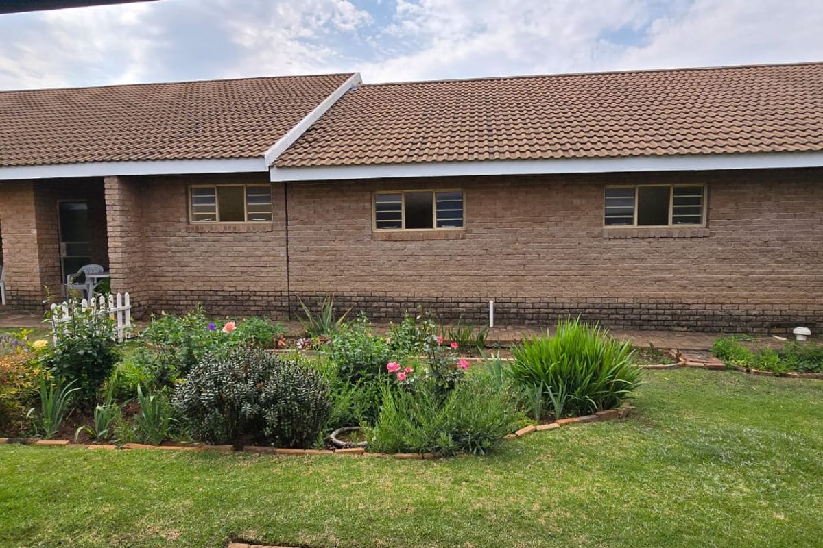 COMFORTABLE RETIREMENT LIVING - Photo 2