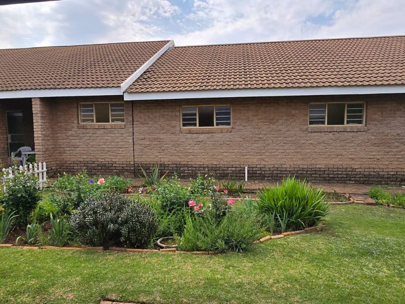 COMFORTABLE RETIREMENT LIVING - Photo 2