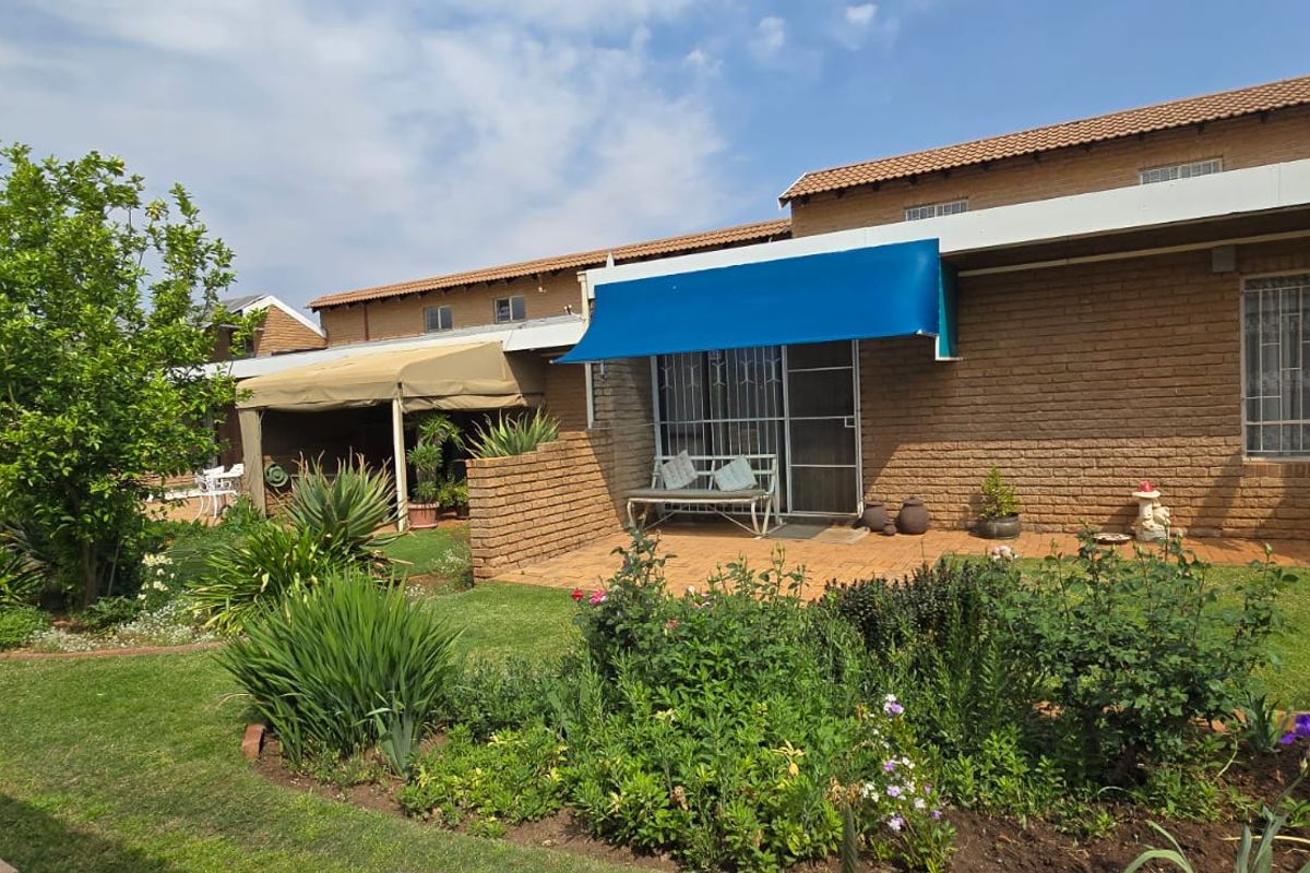 COMFORTABLE RETIREMENT LIVING - Photo 3