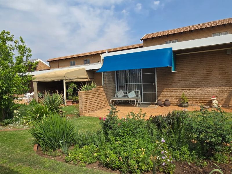 COMFORTABLE RETIREMENT LIVING - Photo 3