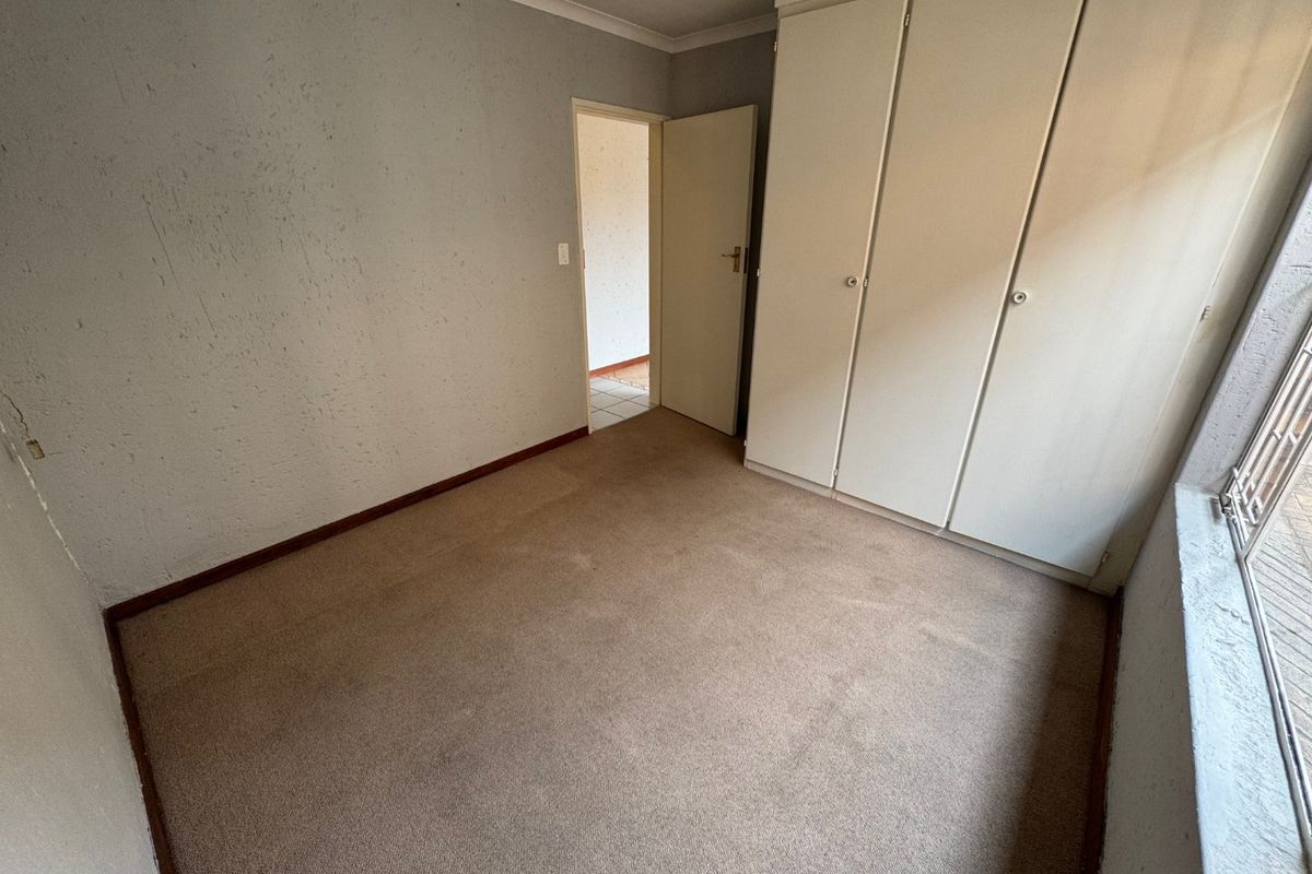 Modern 3-Bedroom Family Home with Double Garage - Photo 5