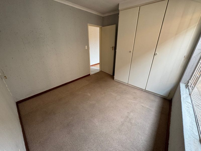 Modern 3-Bedroom Family Home with Double Garage - Photo 5