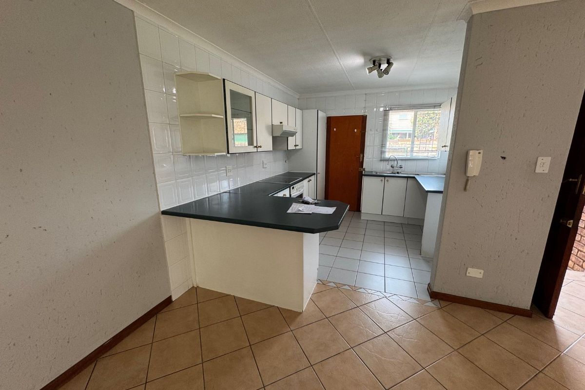 Modern 3-Bedroom Family Home with Double Garage - Photo 2