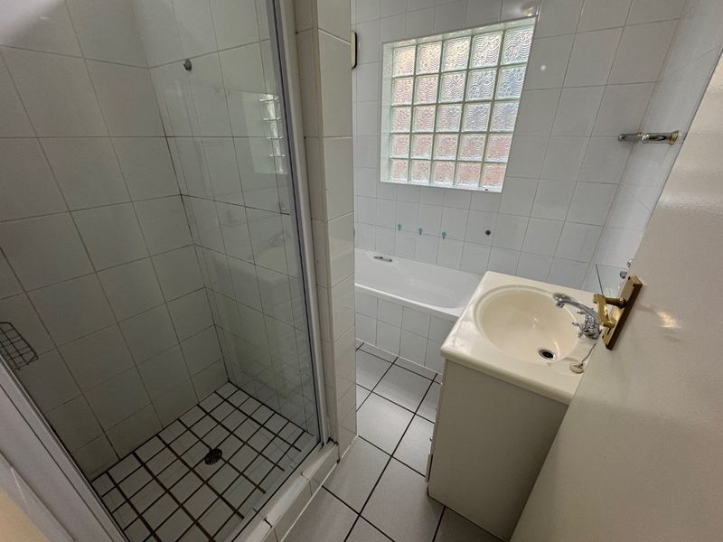 Modern 3-Bedroom Family Home with Double Garage - Photo 10