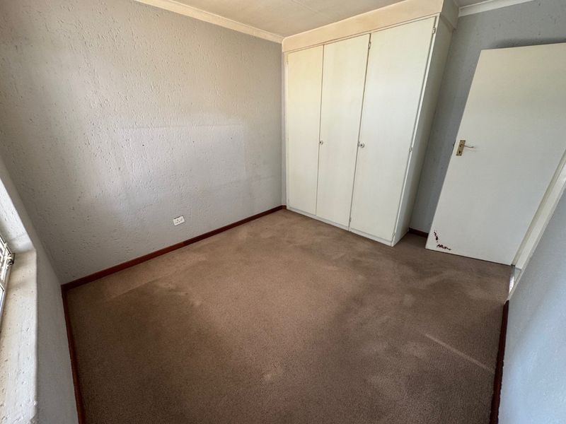 Modern 3-Bedroom Family Home with Double Garage - Photo 9