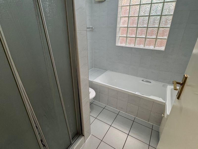 Modern 3-Bedroom Family Home with Double Garage - Photo 7