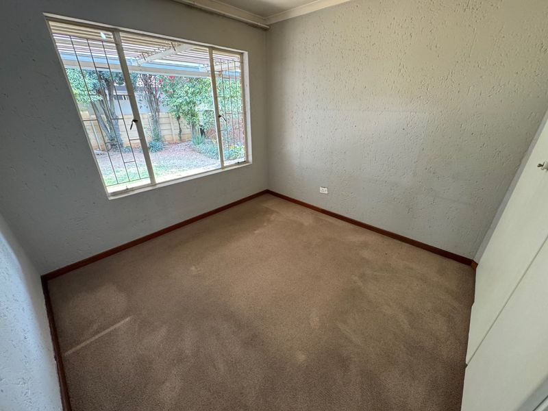 Modern 3-Bedroom Family Home with Double Garage - Photo 8