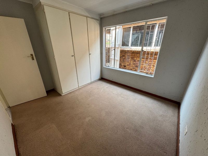 Modern 3-Bedroom Family Home with Double Garage - Photo 6