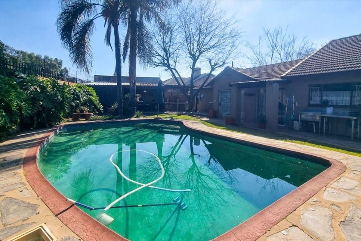 Stylish 4-Bedroom Home with Pool and Ample Parking - Photo 3