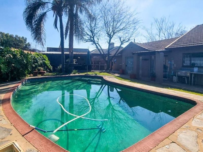 Stylish 4-Bedroom Home with Pool and Ample Parking - Photo 3