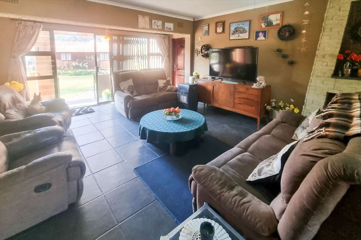 Stylish 4-Bedroom Home with Pool and Ample Parking - Photo 2