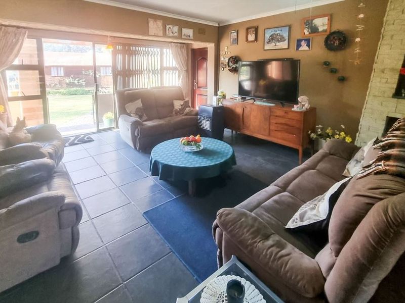 Stylish 4-Bedroom Home with Pool and Ample Parking - Photo 2