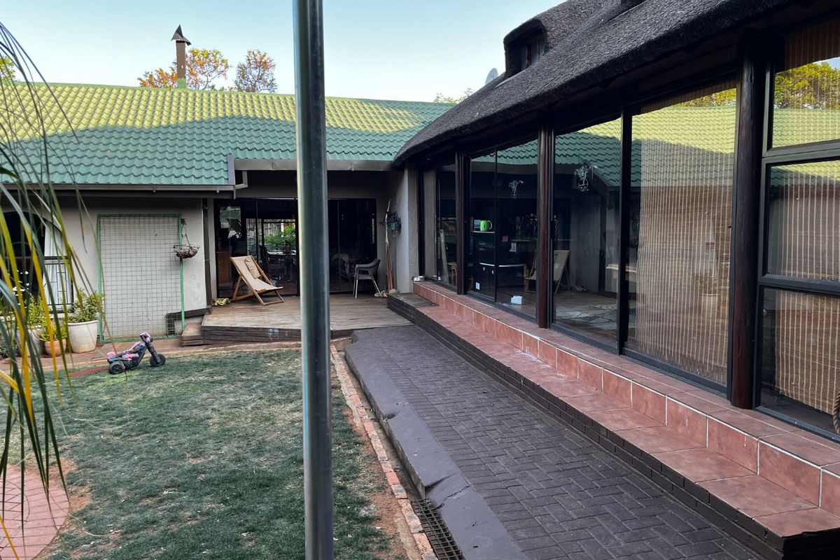 Move - in ready home with endless posibilities. perfectly designed for family living, also offers opportunity to tranform into an Air  BNB. - Photo 3