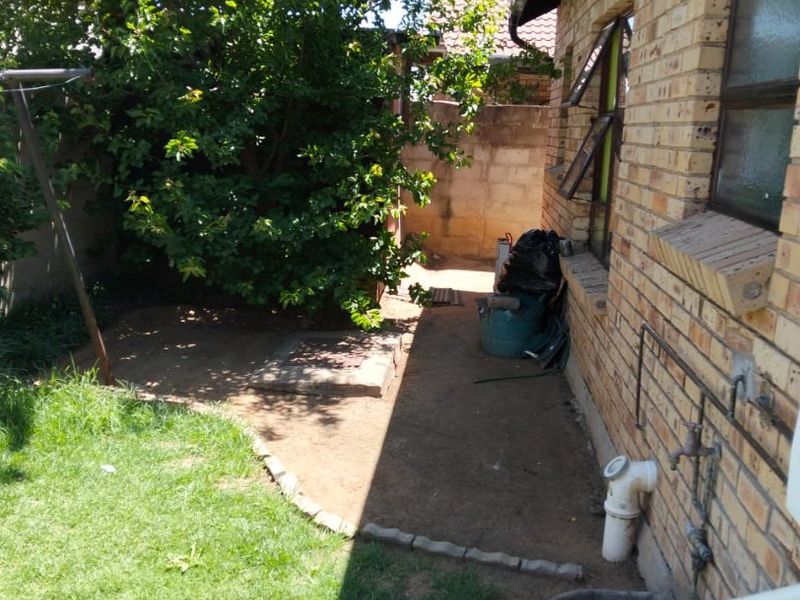 Neat 3 bedroom family home to Rent in Grasslands, Bloemfontein - Photo 2