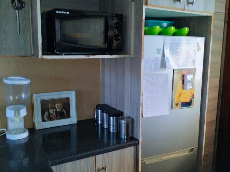 Neat 3 bedroom family home to Rent in Grasslands, Bloemfontein - Photo 9