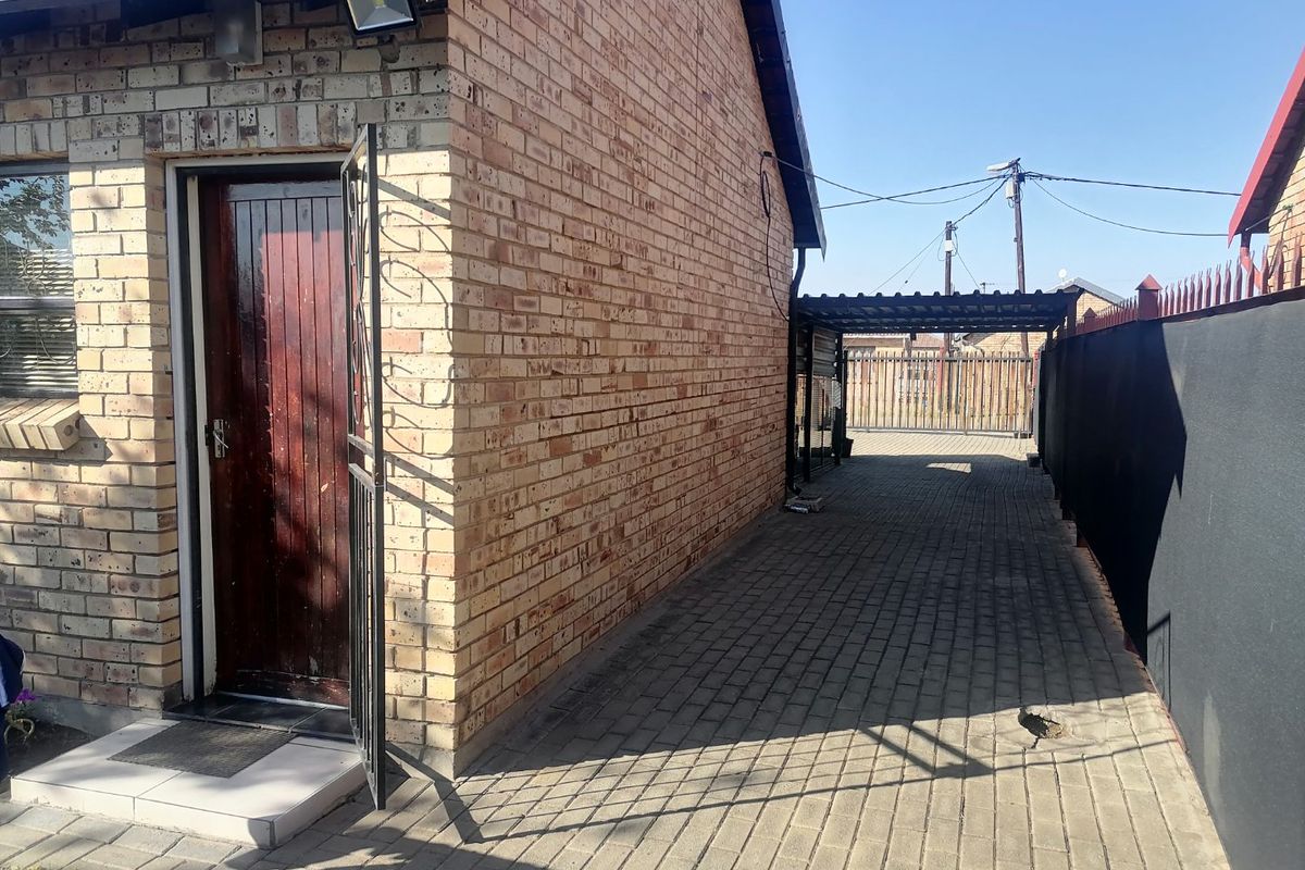 Neat 3 bedroom family home to Rent in Grasslands, Bloemfontein - Photo 5