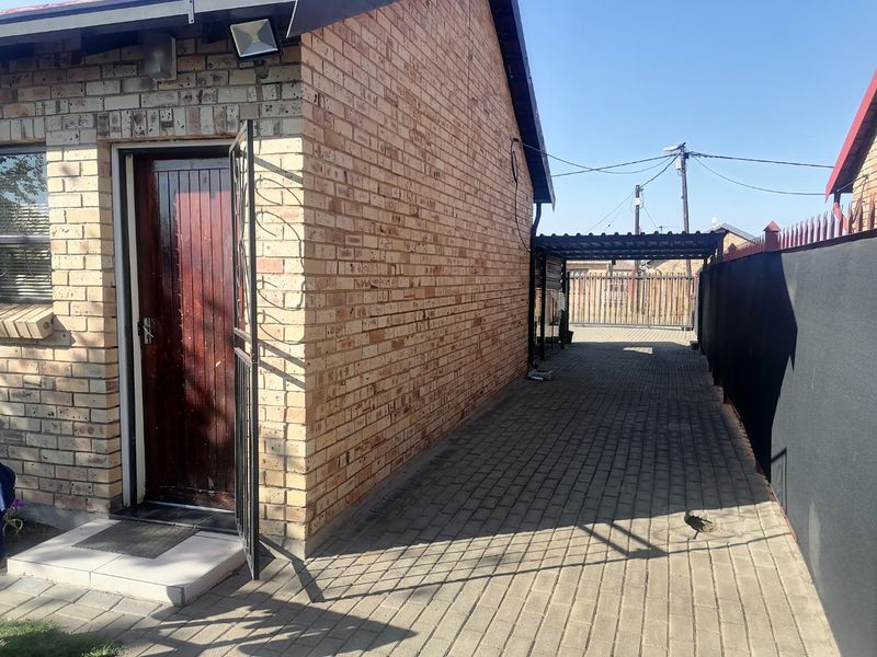 Neat 3 bedroom family home to Rent in Grasslands, Bloemfontein - Photo 5