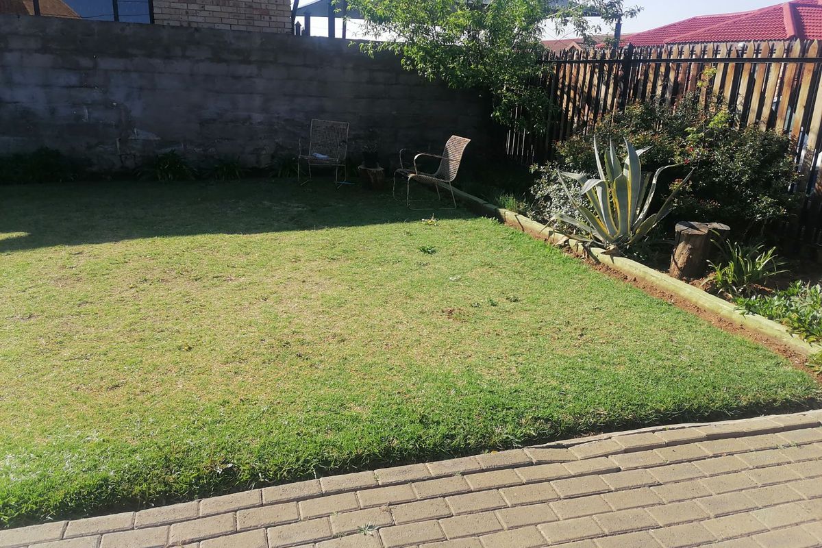 Neat 3 bedroom family home to Rent in Grasslands, Bloemfontein - Photo 3