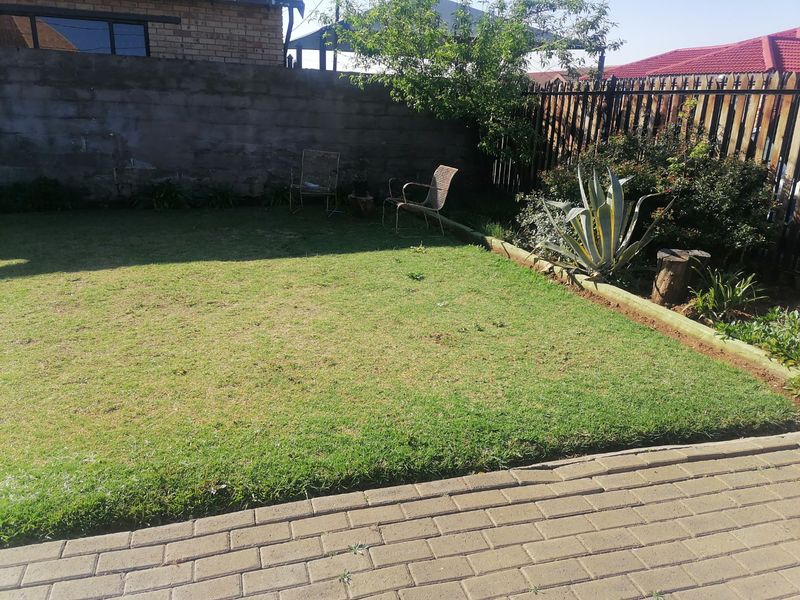 Neat 3 bedroom family home to Rent in Grasslands, Bloemfontein - Photo 3