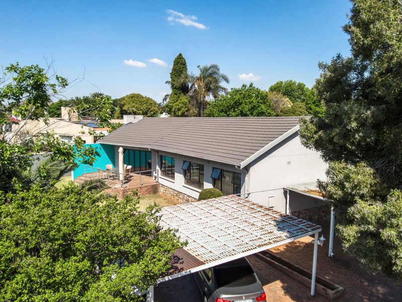 Delightful Family home in sought after Edenglen. Excellent location - Photo 2