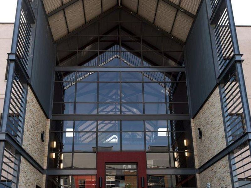 Prime Office Location with Excellent Amenities & Security - Photo 4