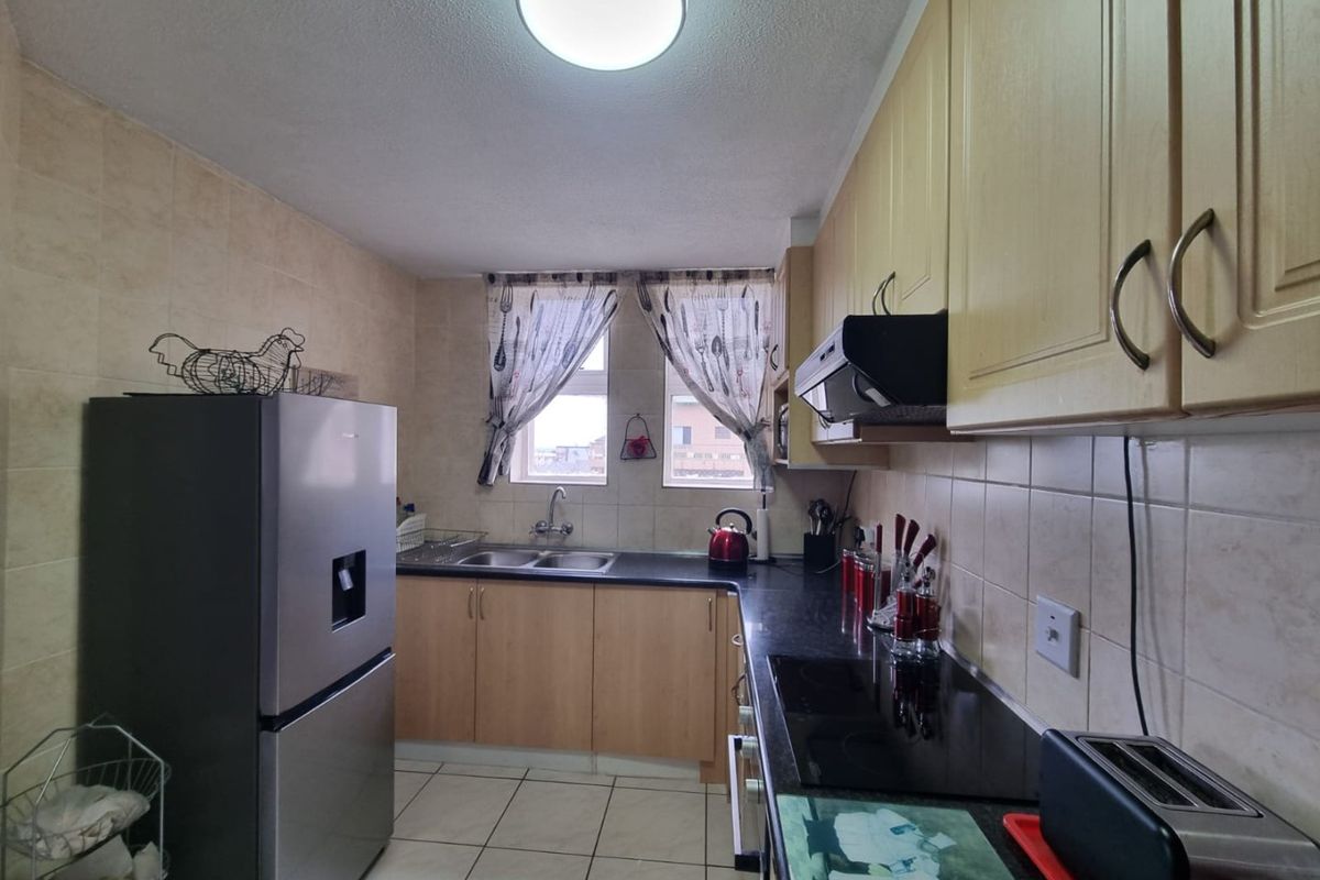 Elegant fully furnished 3-bedroom, 2-bathroom apartment to rent in a small complex at Lawrence Rocks, Margate - Photo 4