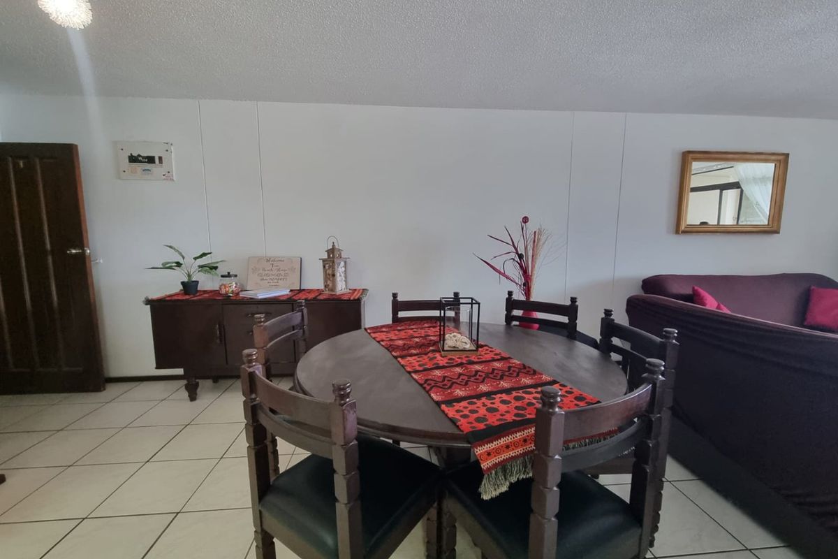 Elegant fully furnished 3-bedroom, 2-bathroom apartment to rent in a small complex at Lawrence Rocks, Margate - Photo 3