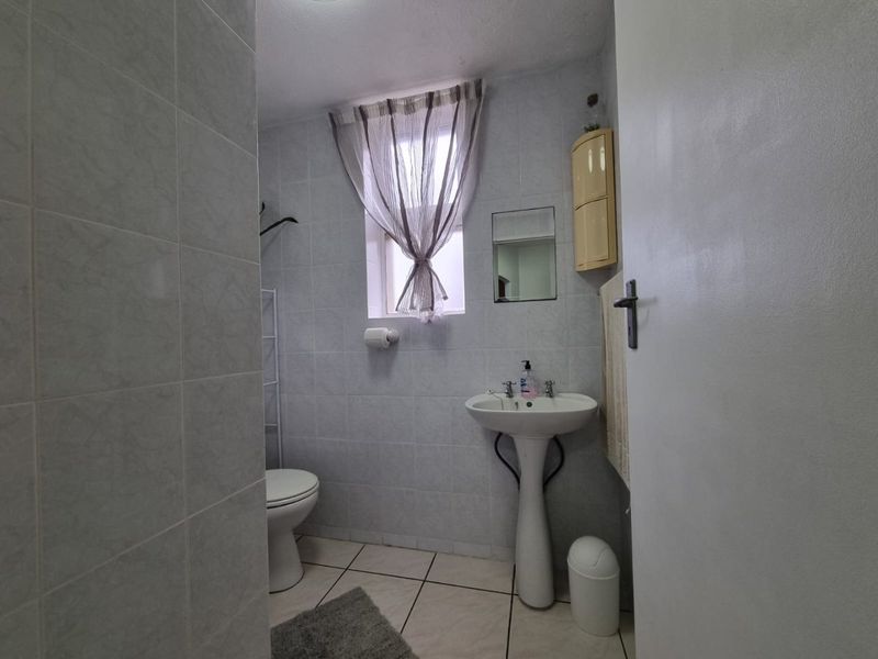 Elegant fully furnished 3-bedroom, 2-bathroom apartment to rent in a small complex at Lawrence Rocks, Margate - Photo 10