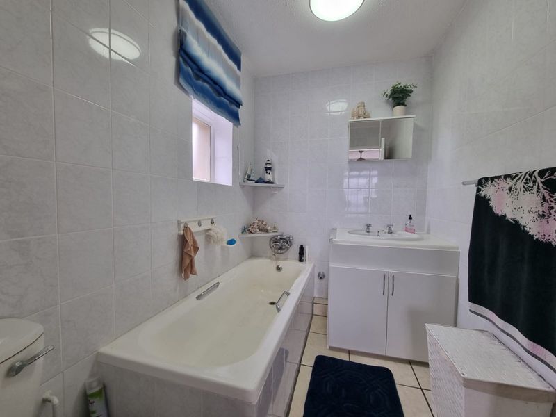 Elegant fully furnished 3-bedroom, 2-bathroom apartment to rent in a small complex at Lawrence Rocks, Margate - Photo 9