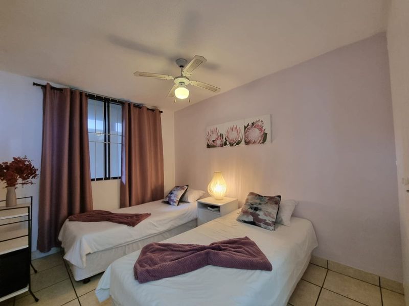 Elegant fully furnished 3-bedroom, 2-bathroom apartment to rent in a small complex at Lawrence Rocks, Margate - Photo 8