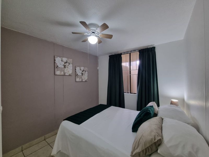 Elegant fully furnished 3-bedroom, 2-bathroom apartment to rent in a small complex at Lawrence Rocks, Margate - Photo 6