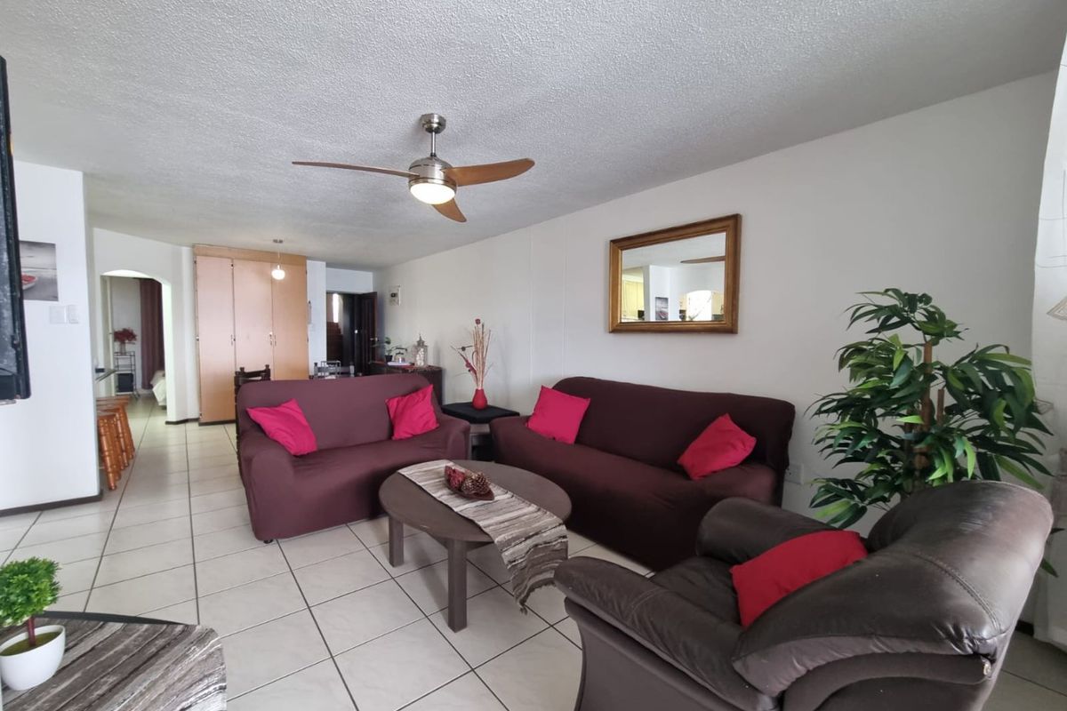 Elegant fully furnished 3-bedroom, 2-bathroom apartment to rent in a small complex at Lawrence Rocks, Margate - Photo 2