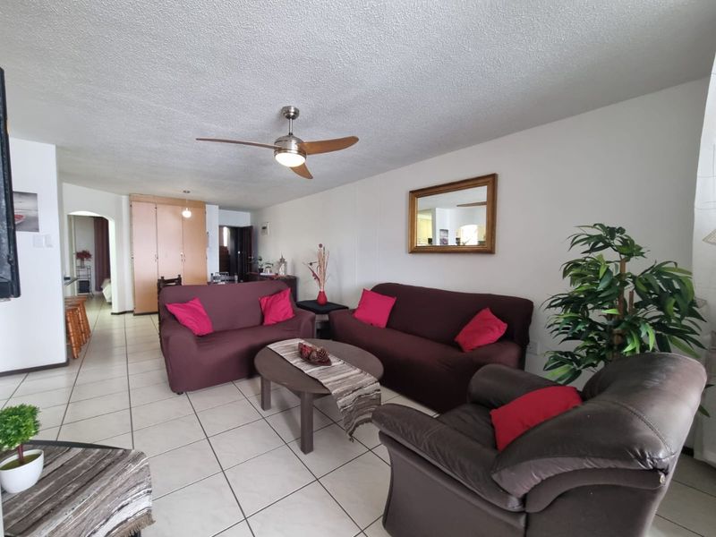 Elegant fully furnished 3-bedroom, 2-bathroom apartment to rent in a small complex at Lawrence Rocks, Margate - Photo 2