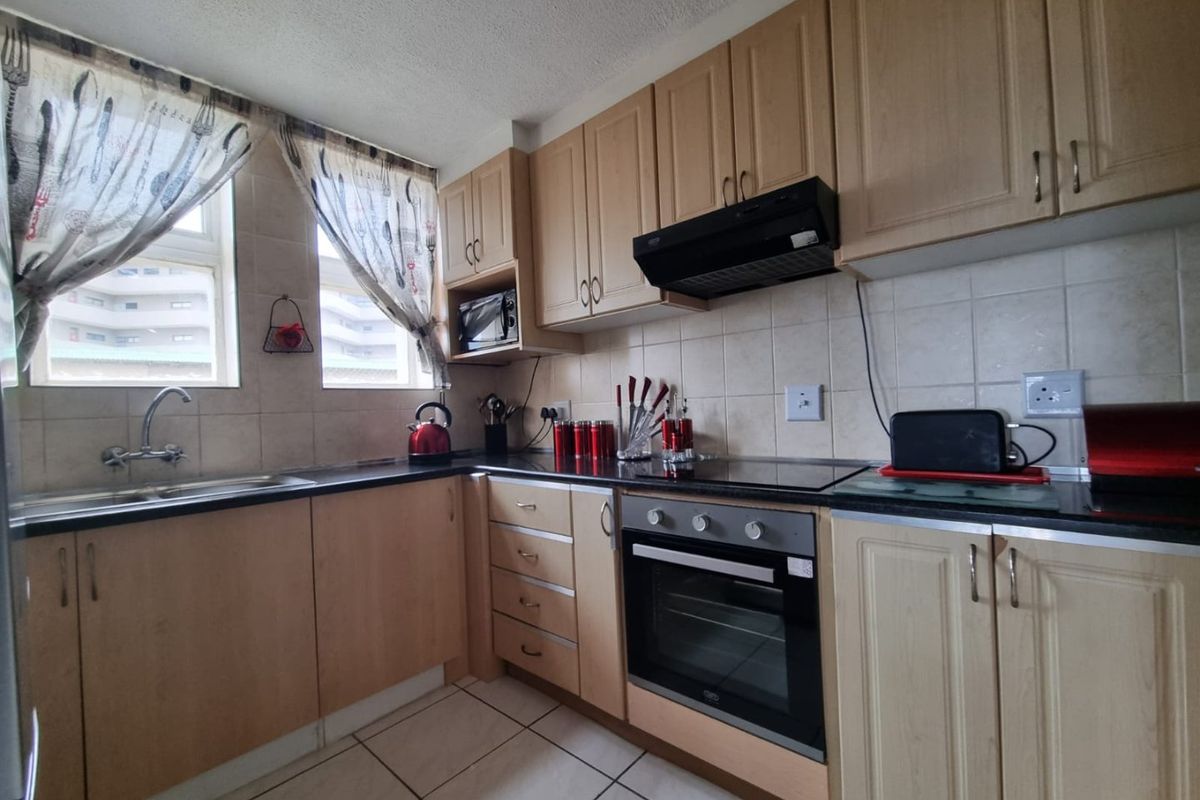 Elegant fully furnished 3-bedroom, 2-bathroom apartment to rent in a small complex at Lawrence Rocks, Margate - Photo 5