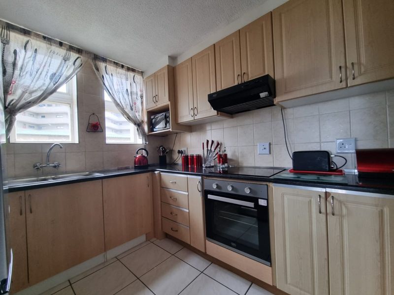 Elegant fully furnished 3-bedroom, 2-bathroom apartment to rent in a small complex at Lawrence Rocks, Margate - Photo 5