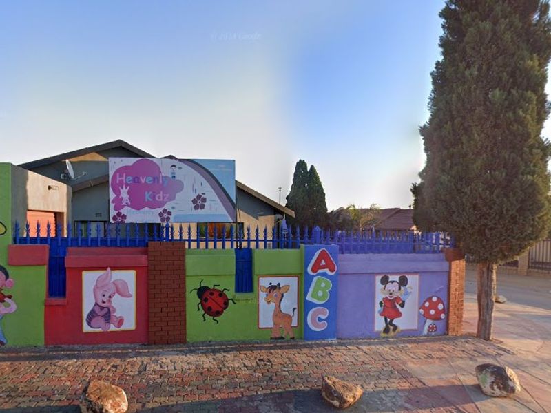 3 BEDROOM HOUSE & 3 COTTAGES FOR SALE - Photo 3