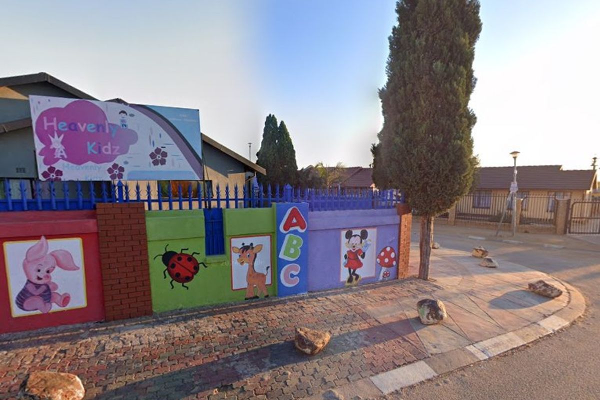 3 BEDROOM HOUSE & 3 COTTAGES FOR SALE - Photo 4