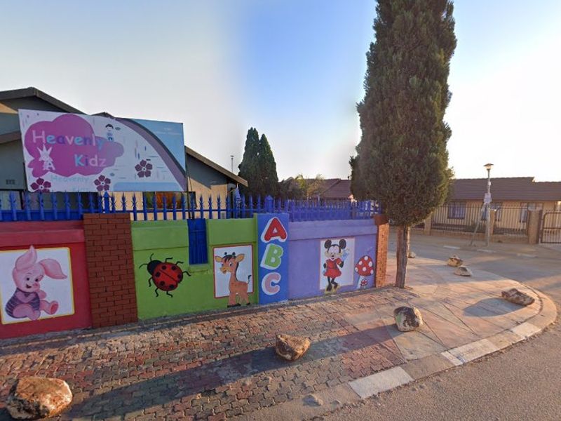 3 BEDROOM HOUSE & 3 COTTAGES FOR SALE - Photo 4