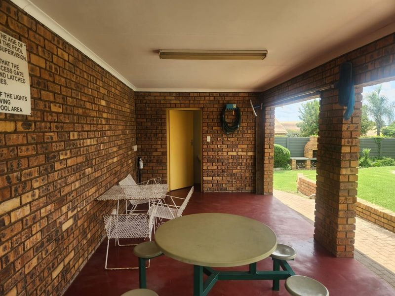 Secure 2-Bed, 2-Bath Haven with Private Garden Retreat! - Photo 3