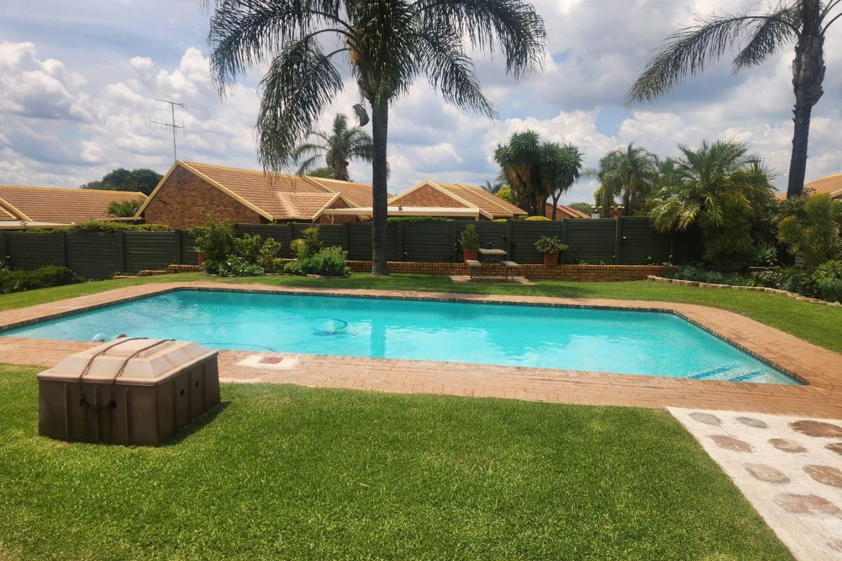 Secure 2-Bed, 2-Bath Haven with Private Garden Retreat! - Photo 2