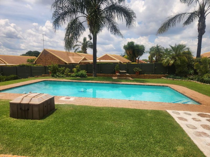 Secure 2-Bed, 2-Bath Haven with Private Garden Retreat! - Photo 2