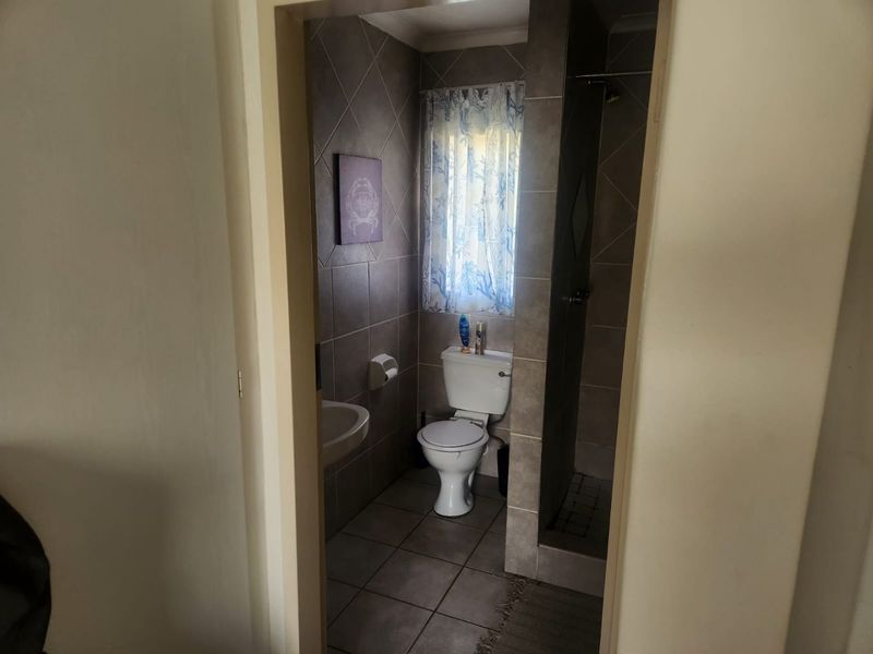 Secure 2-Bed, 2-Bath Haven with Private Garden Retreat! - Photo 7