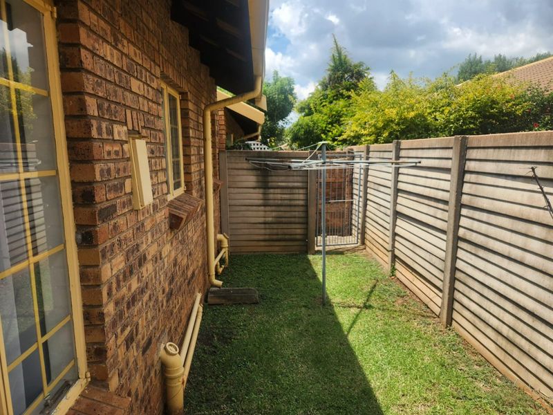 Secure 2-Bed, 2-Bath Haven with Private Garden Retreat! - Photo 5