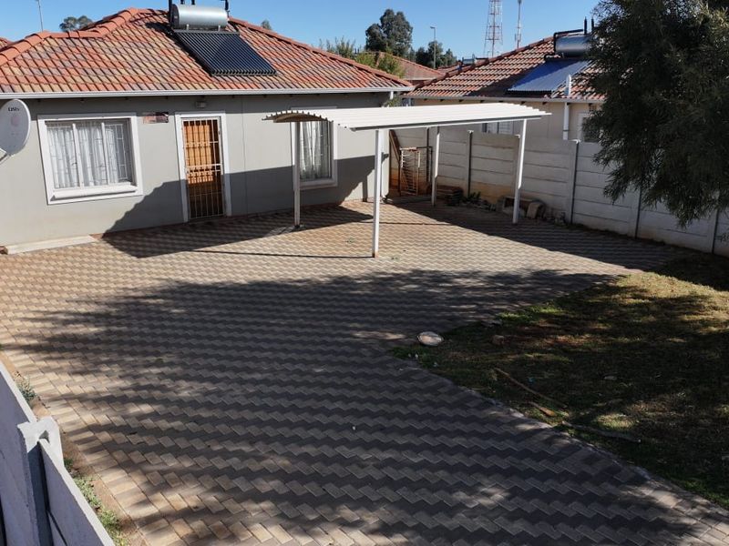 2 bedroom haven up for grabs - Photo 2