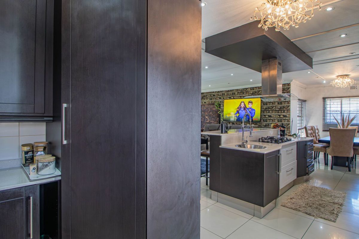 Spacious Family Home with Flatlet & Excellent Security – A Must See! - Photo 3