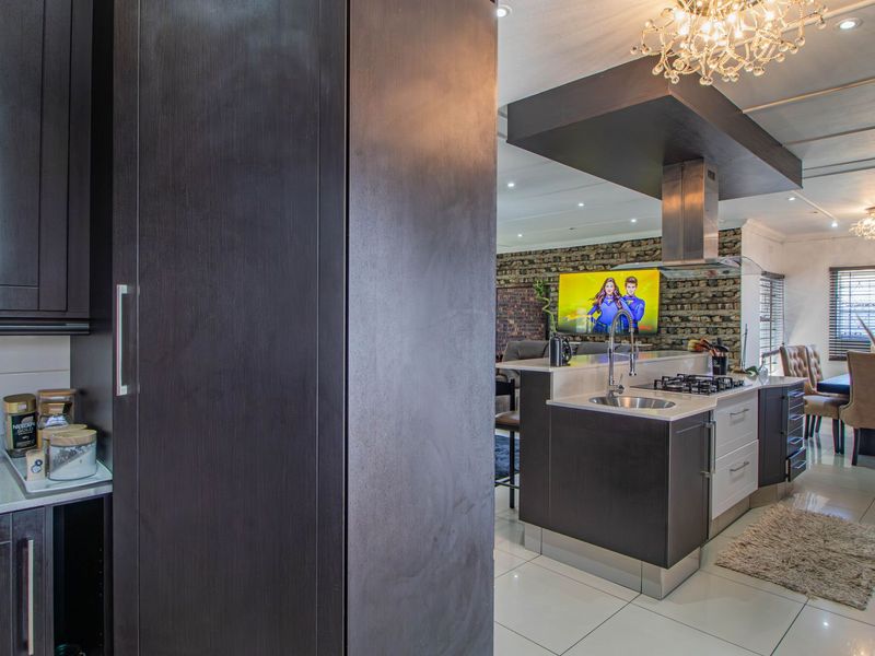 Spacious Family Home with Flatlet & Excellent Security – A Must See! - Photo 3