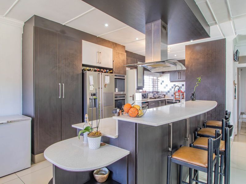 Spacious Family Home with Flatlet & Excellent Security – A Must See! - Photo 9