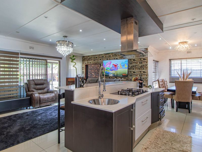 Spacious Family Home with Flatlet & Excellent Security – A Must See! - Photo 8