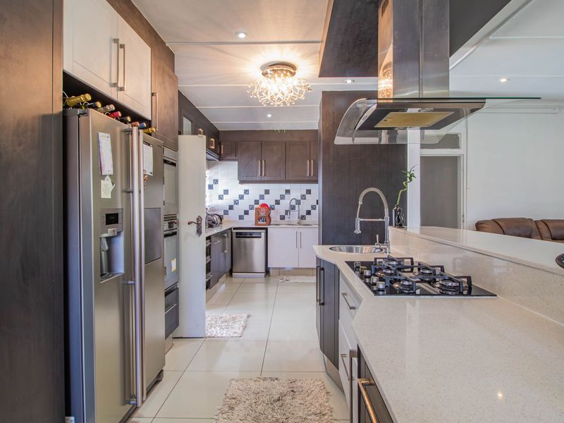 Spacious Family Home with Flatlet & Excellent Security – A Must See! - Photo 7