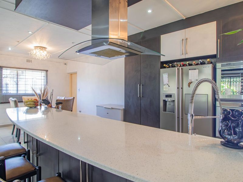 Spacious Family Home with Flatlet & Excellent Security – A Must See! - Photo 6